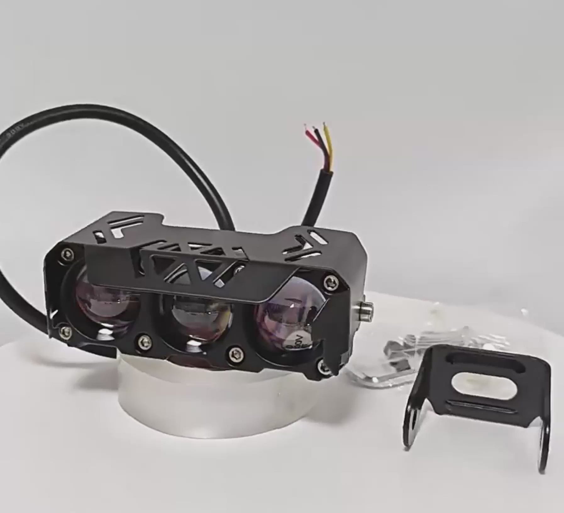 كشاف LED احترافي ثلاثي العدسات للدراجات النارية – إضاءة قوية برؤية بعيدة المدى